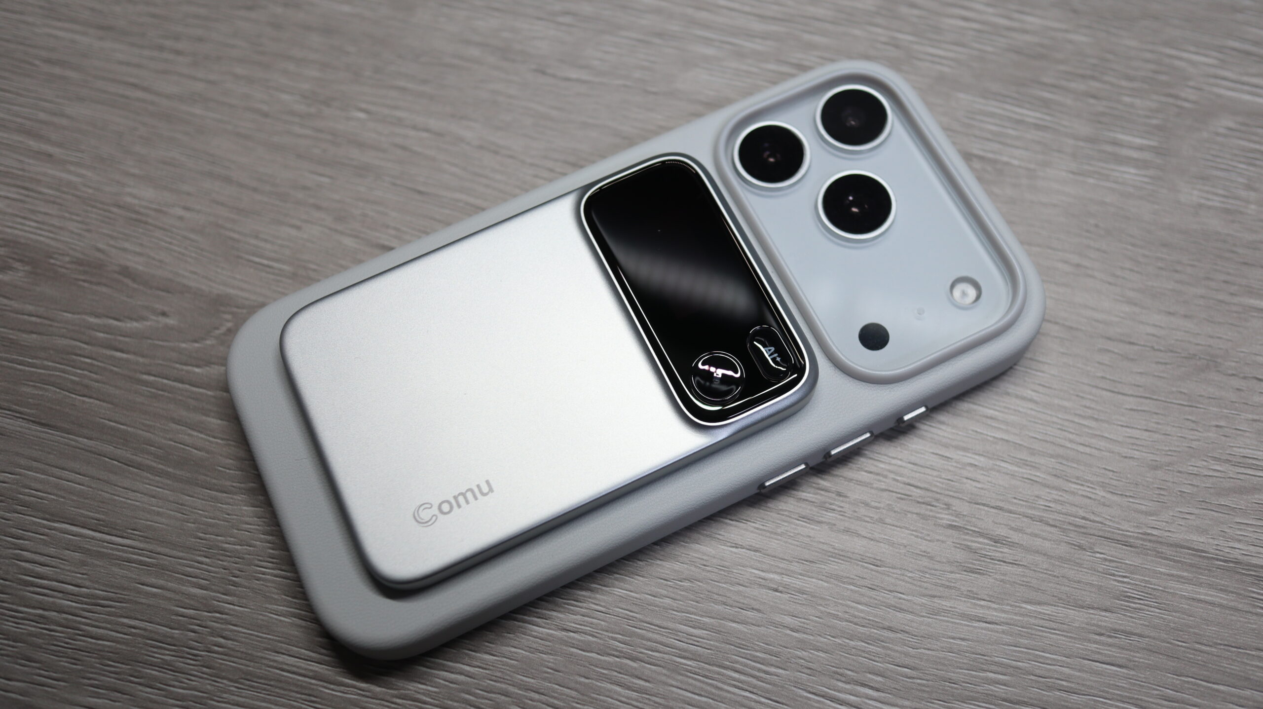Comu Action Pro シルバーをスマートフォン背面にマグネット吸着